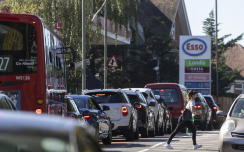 英国的加油站排队现象激起了人们对通货膨胀的担忧