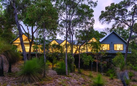 位于西澳珍贵的Quedjinup的树屋式住宅被丛林包围，风景如画