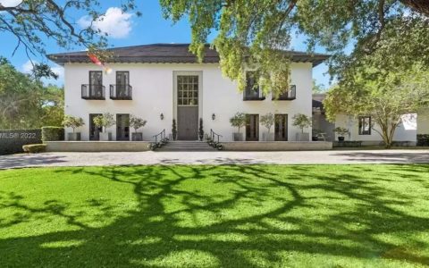 超模艾尔-麦克弗森以4070万元的价格出售佛罗里达州的迷人房子
