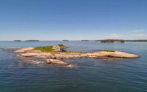 荒岛上 "世界上最孤独的房子 "以46万元进入市场