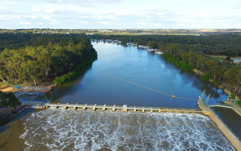 如果洪水持续，默里河流入南澳的流量现在可能达到每天150千兆升的峰值