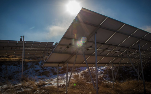 随着屋顶太阳能发电量的飙升，可再生能源记录在全国范围内翻滚