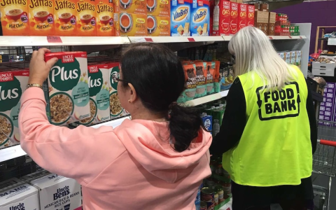 分析在食品银行，一位墨尔本母亲对酸奶的询问引发了一些关于澳大利亚不平等的非常棘手的问题