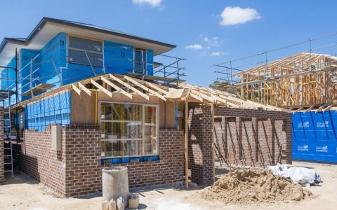 澳大利亚的房屋建设热潮几乎结束，可能影响关键的联邦预算承诺