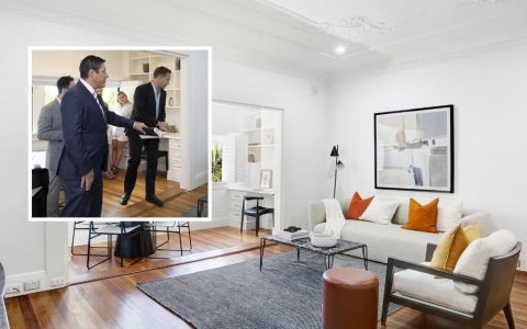 悉尼拍卖会：东郊公寓以低于 200 万元的 "罕见 "但 "合理 "的价格成交