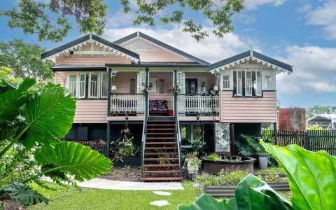 DIY 装修工翻转超级可爱的粉色昆士兰住宅，为下一个神秘项目筹集资金