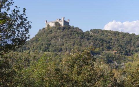约翰尼-德普看中价值 630 万元的意大利庄园--但忧心忡忡的官员誓言 "保护城堡