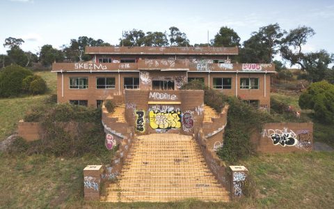 鹦鹉满是涂鸦的废弃豪宅吸引了众多买家，他们希望将其改造成艺术空间或城堡
